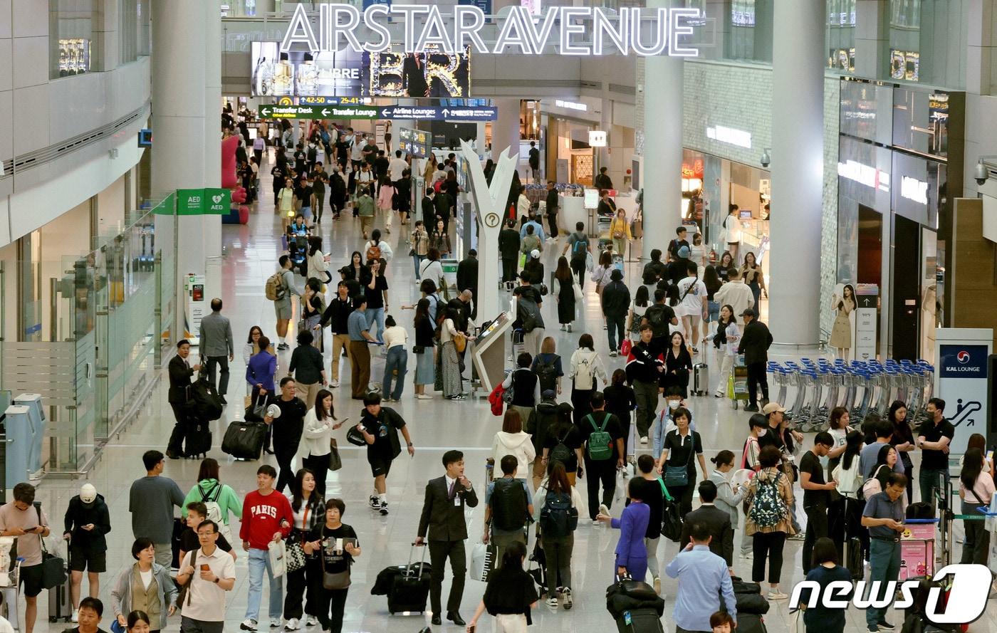 25일 인천국제공항 1터미널 면세점에 해외 여행을 떠나려는 여행객들이 붐비고 있다. 2023.9.25/뉴스1 ⓒ News1 장수영 기자