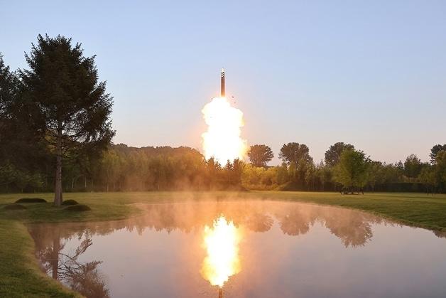 北 "4.5톤급 초대형탄두 전술탄도미사일 시험발사 성공"…사진 미공개(종합)