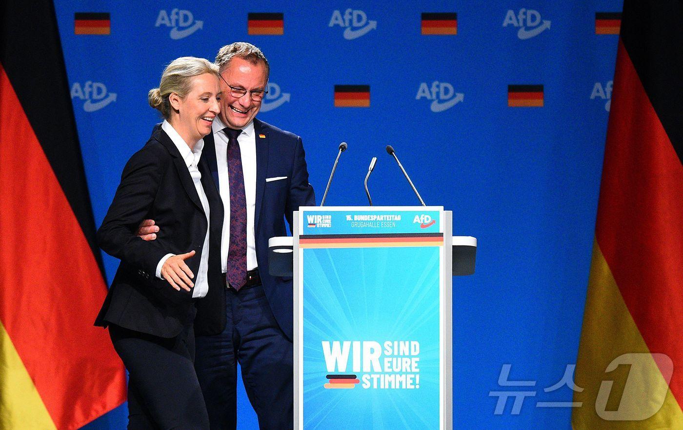 지난달 30일&#40;현지시간&#41; 독일 서부 에센에서 열린 독일 극우 정당 &#39;독일을 위한 대안&#40;AfD&#41;&#39;의 전당대회 마지막 날, 당 공동대표인 앨리스 바이델과 티노 크루팔라가 연단에 서고 있다. 24.06.30 ⓒ AFP=뉴스1 ⓒ News1 김예슬 기자