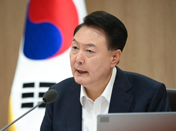 尹 탄핵 100만명 청원…"국민 뜻 엄중" vs "文 땐 140만"
